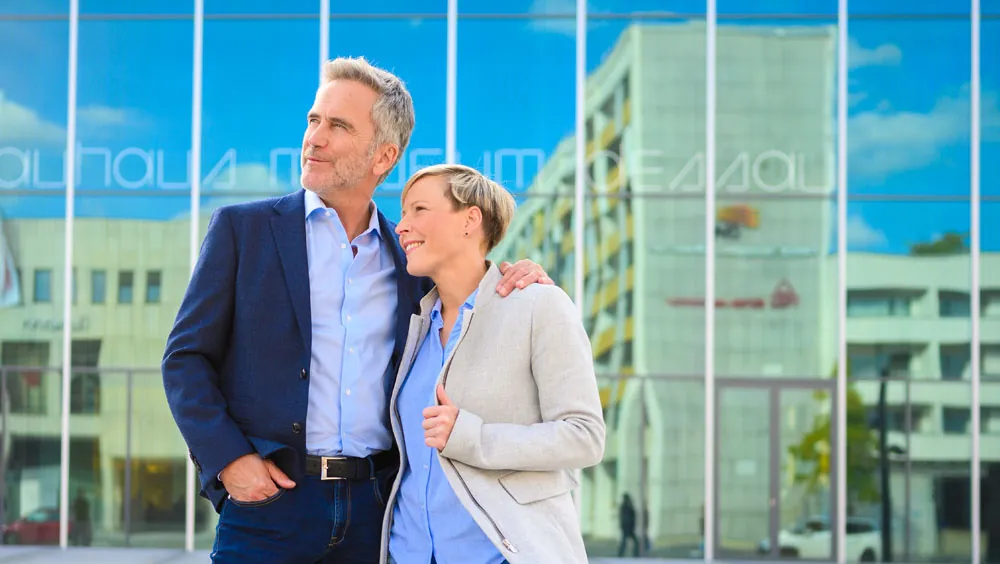 Best ager Paar vor dem Bauhaus Museum Dessau