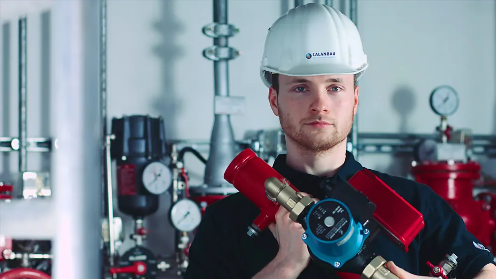 Mitarbeiter mit Brandschutzprodukt