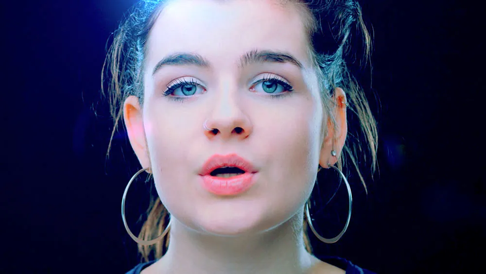 COGGY Videoproduktion Magdeburg – Landtag Sachsen-Anhalt-Musikvideo, jugendliches Mädchen singt