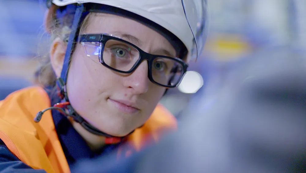 Eine Industrieisoliererin in einem Kraftwerk in Hamburg