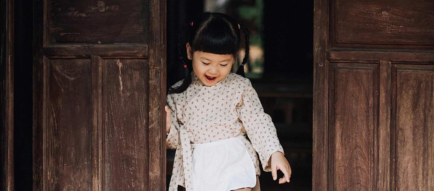 Ein Kind erkundet die Welt. Eine Tür symbolisiert den Wandel und die Transformation der Zeit