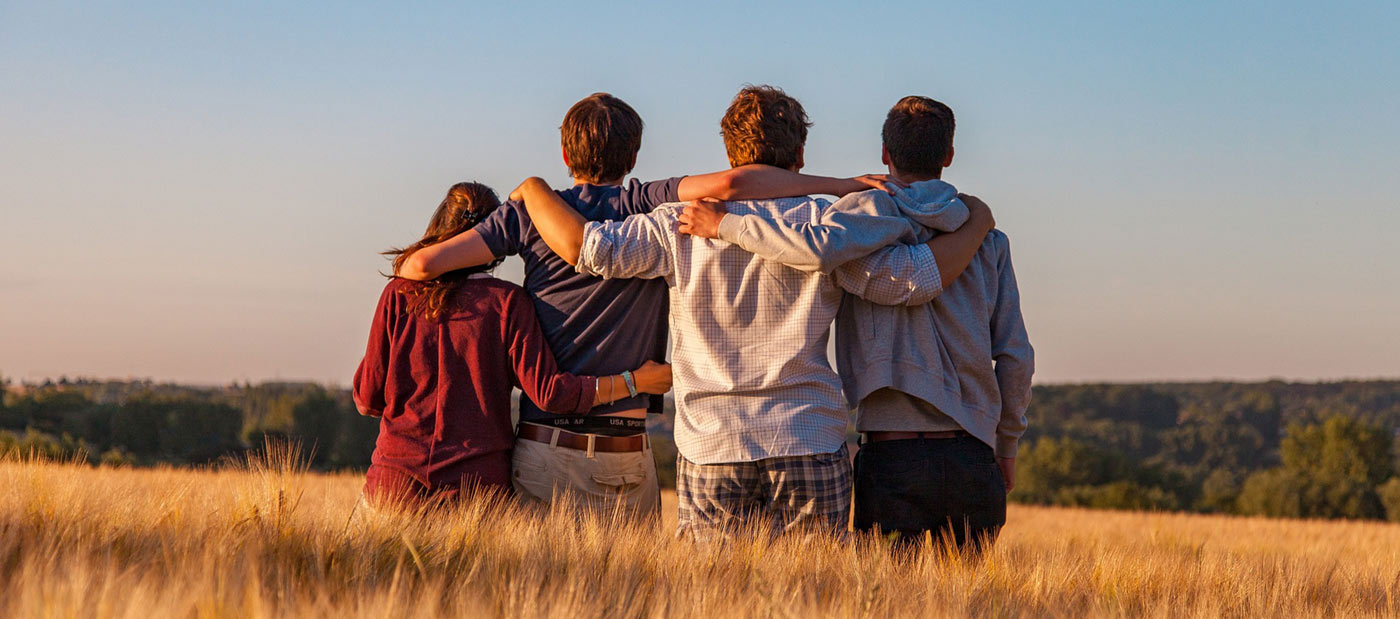 Titelbild: Jugendliche erleben und erkunden die Welt