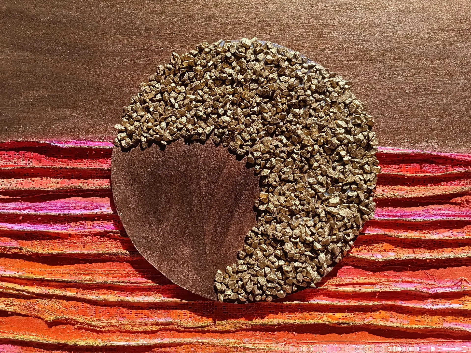 Dieses beeindruckende Kunstwerk, das in der Image  zu sehen ist, verkörpert auf meisterhafte Weise die traditionelle japanische Philosophie und Kunsttechnik des Wabi-Sabi – das Zelebrieren von Vergänglichkeit, Unvollständigkeit und der Schönheit, die in natürlichen Makeln liegt.